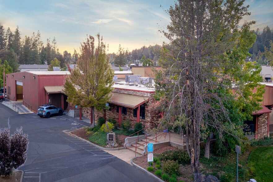 464 Sutton Way, Grass Valley, CA à vendre - Photo du bâtiment - Image 2 de 68