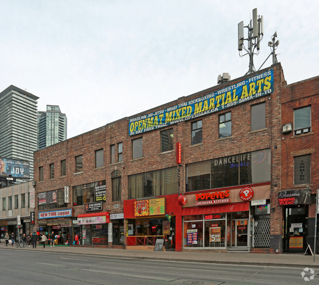 589-595 Yonge St, Toronto, ON à louer - Photo principale - Image 1 de 3