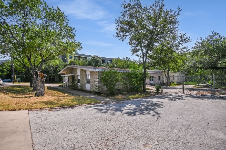 1701 Evergreen Ave, Austin, TX for lease - Building Photo - Image 2 of 12