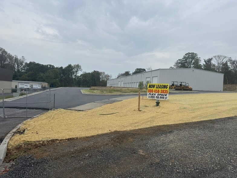 967 Sweeney Dr, Hagerstown, MD for lease - Building Photo - Image 2 of 8