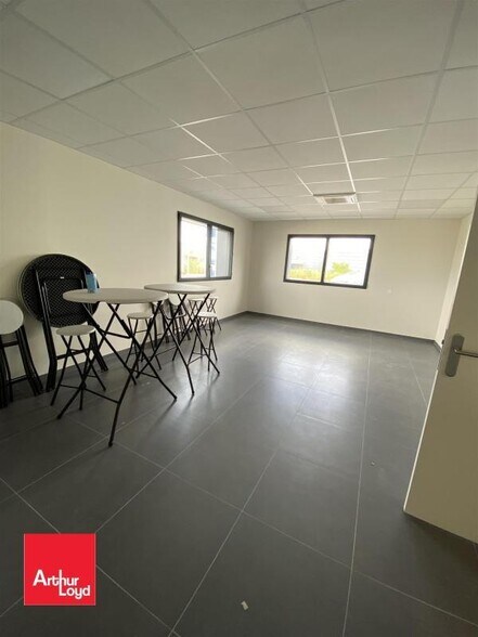 Flex in Chartres for lease - Interior Photo - Image 3 of 5