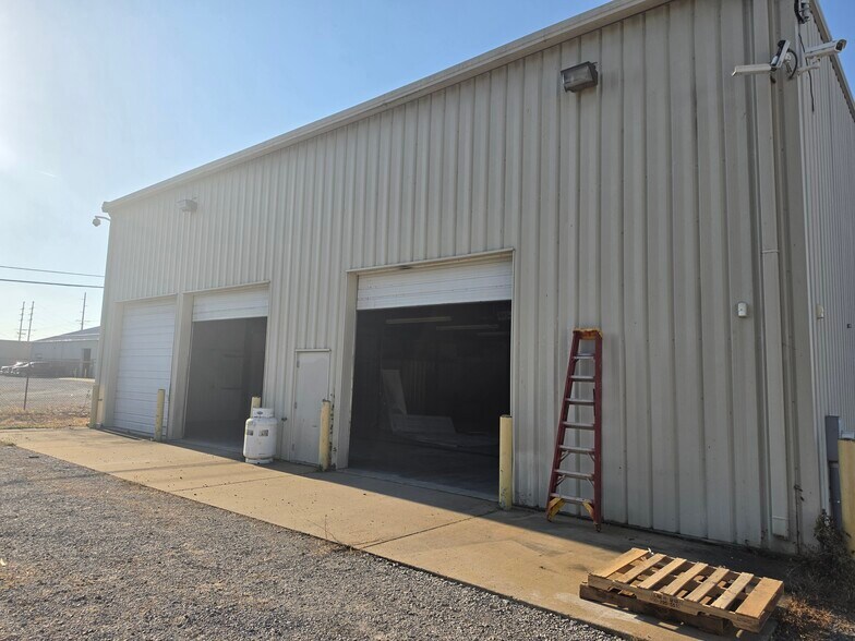 1116 Diamond Ave, Evansville, IN for lease - Building Photo - Image 2 of 8