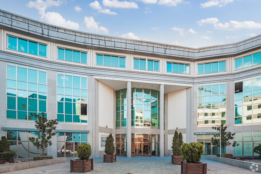 Commerce de détail dans Pozuelo de Alarcón, Madrid à louer - Photo du bâtiment - Image 3 de 4