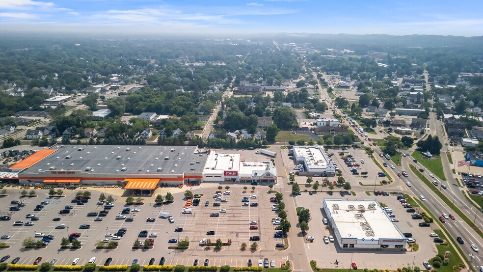 810-840 Jackson Ave, Grand Haven, MI à vendre - Photo du bâtiment - Image 3 de 10