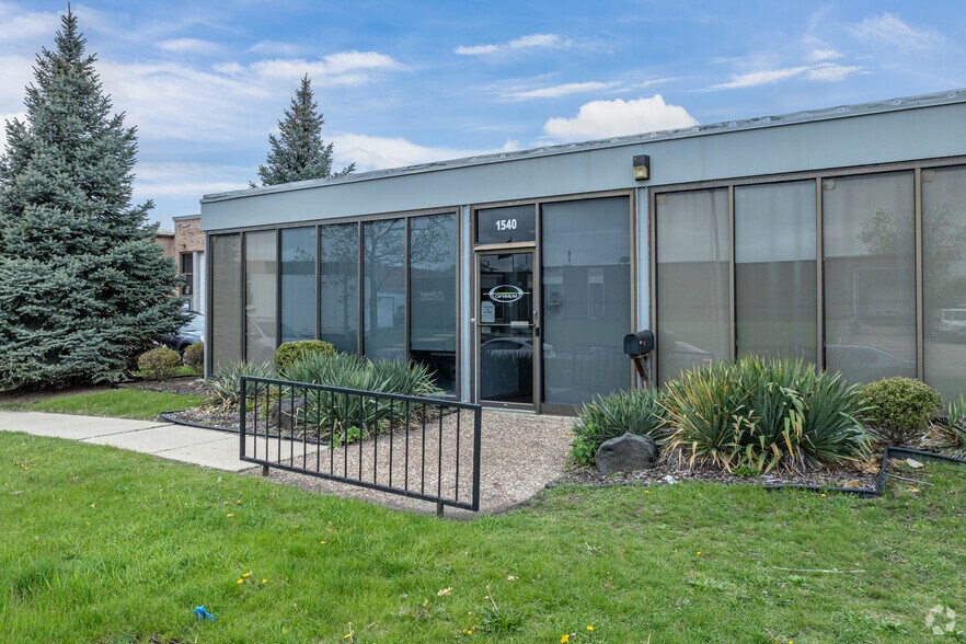 1540-1544 W Wrightwood Ct, Addison, IL à louer - Photo du bâtiment - Image 2 de 5