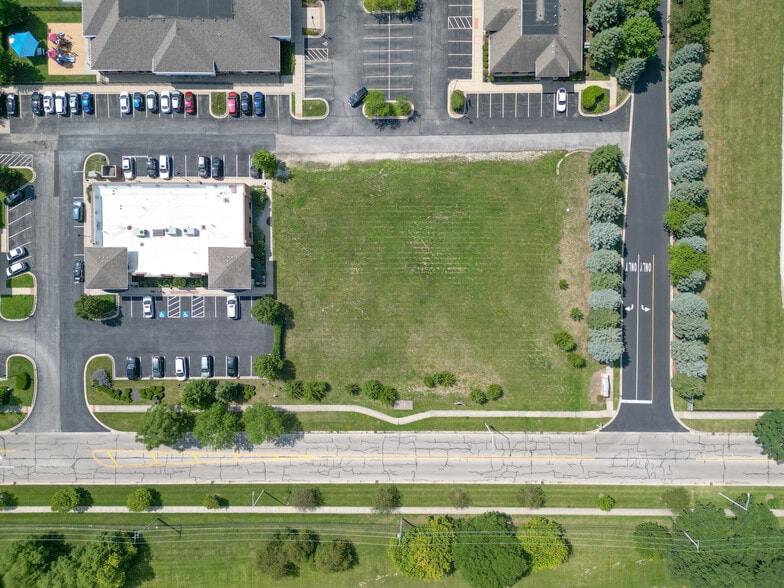 1056 104th St, Naperville, IL à vendre - Photo du bâtiment - Image 2 de 11