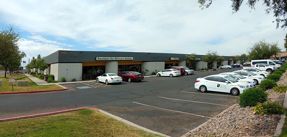2245 W University Dr, Tempe, AZ à louer - Photo du bâtiment - Image 2 de 7