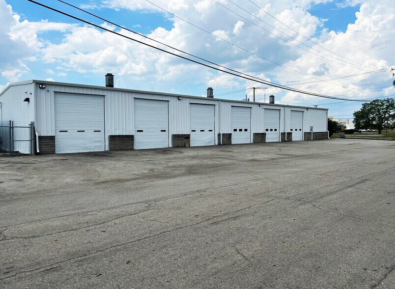 2375 E Oakton St, Arlington Heights, IL à vendre - Photo du bâtiment - Image 2 de 7