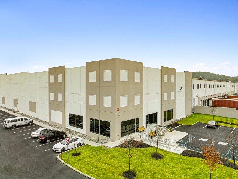 3051 Commerce Center Blvd, Bethlehem, PA à louer - Photo du bâtiment - Image 3 de 8