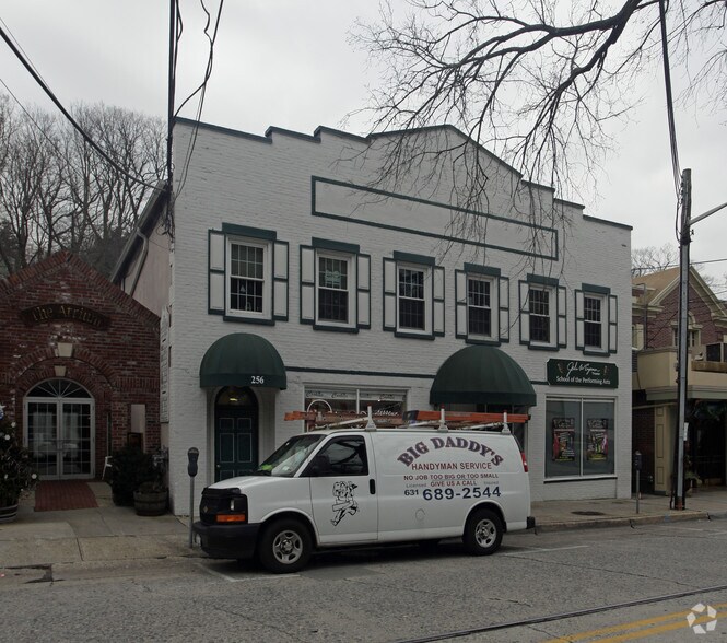 256 Main St, Northport, NY à louer - Photo du bâtiment - Image 2 de 13