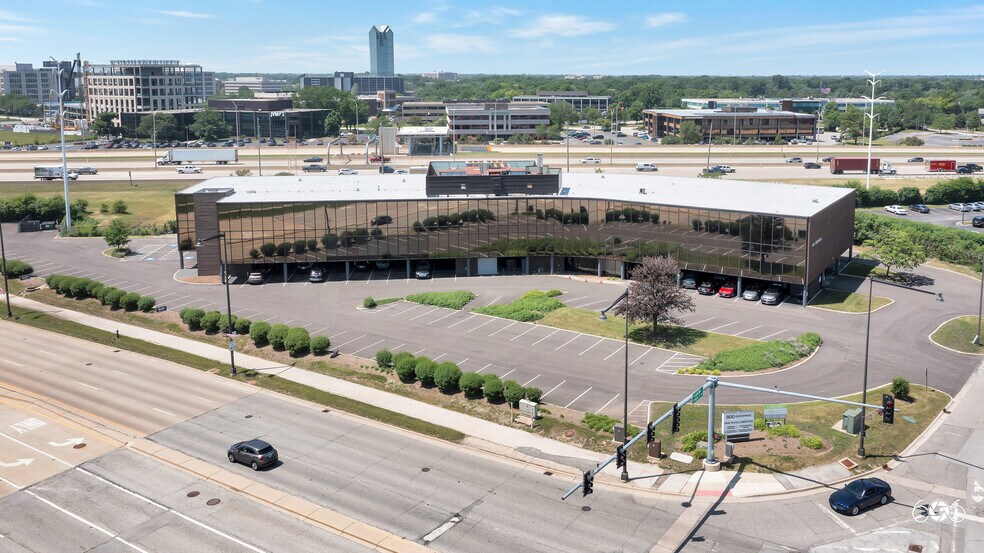 800 Enterprise Dr, Oak Brook, IL à vendre - Photo du bâtiment - Image 2 de 11