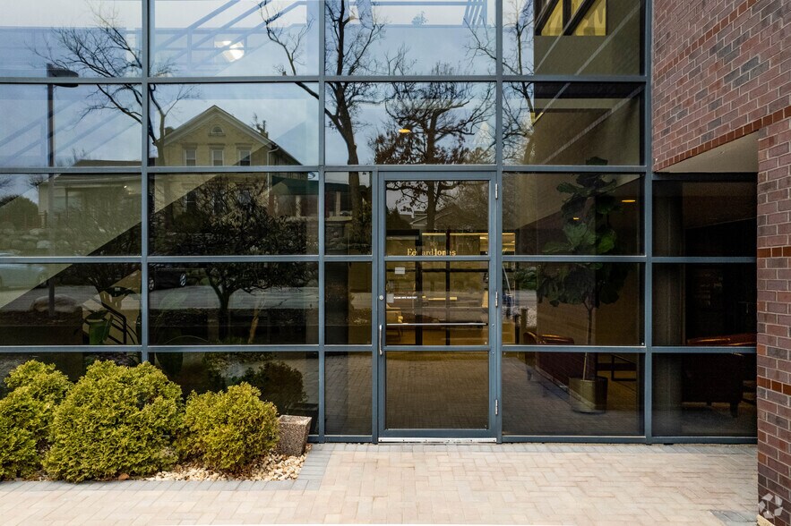 6411 Mineral Point Rd, Madison, WI à louer - Photo du bâtiment - Image 3 de 4