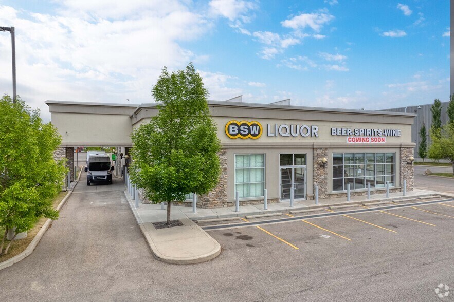 5303 68th Ave SE, Calgary, AB à louer - Photo du bâtiment - Image 3 de 4