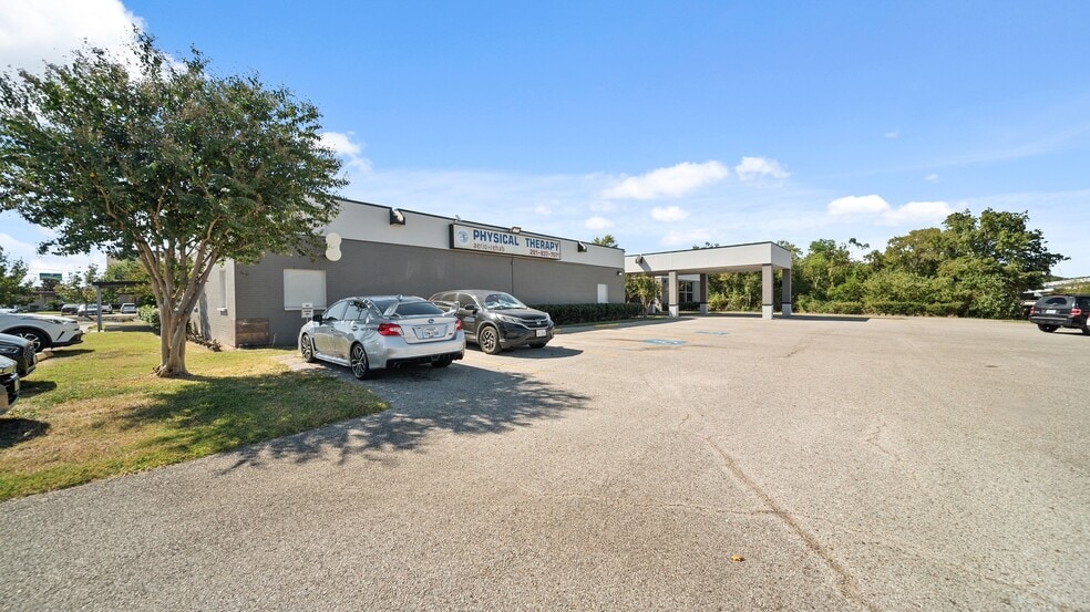 910 N Highway 146, Baytown, TX à louer - Photo du bâtiment - Image 3 de 23