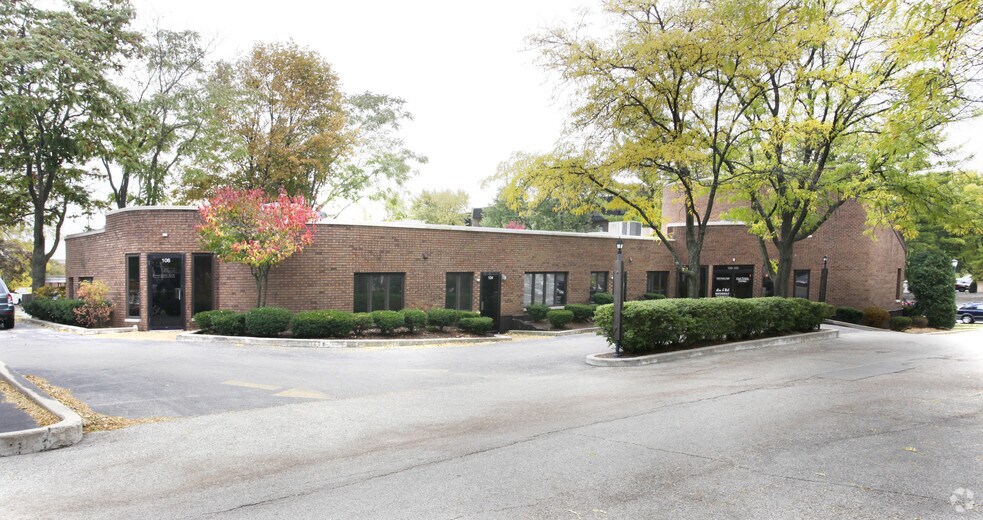 150 E Cook Ave, Libertyville, IL à louer - Photo du bâtiment - Image 2 de 4