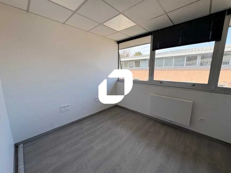 Office in Saint-Germain-en-Laye for lease - Building Photo - Image 2 of 8