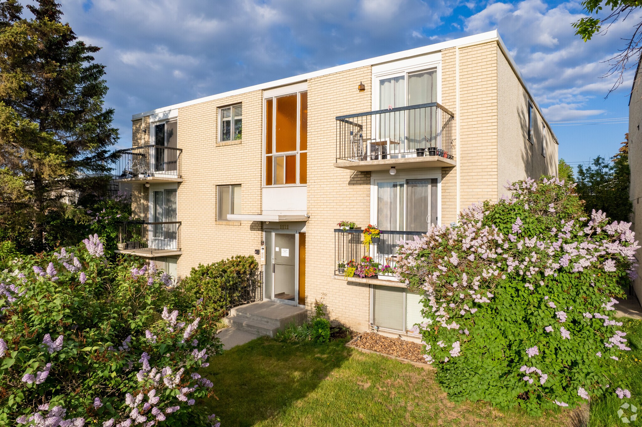 1121 37 St, Calgary, AB for sale Primary Photo- Image 1 of 1