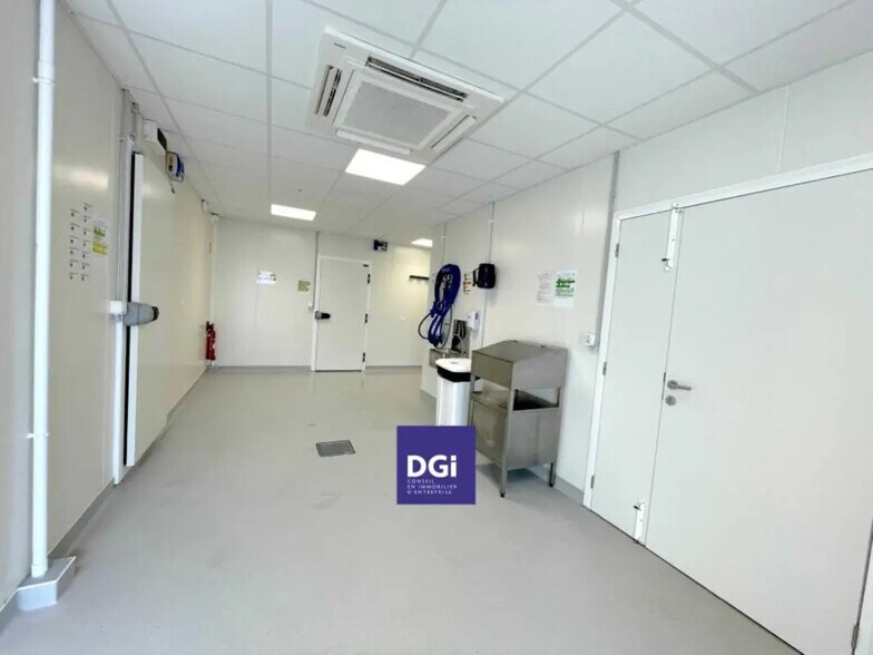 Flex in Nîmes for lease - Building Photo - Image 3 of 4