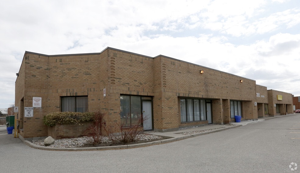 205 Riviera Dr, Markham, ON for lease - Building Photo - Image 3 of 9