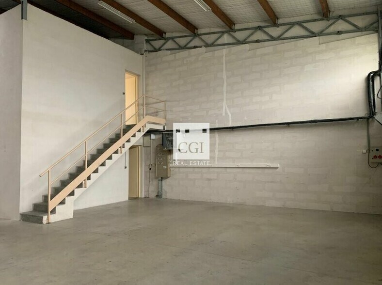 Flex dans Chassieu à louer - Photo du bâtiment - Image 2 de 7