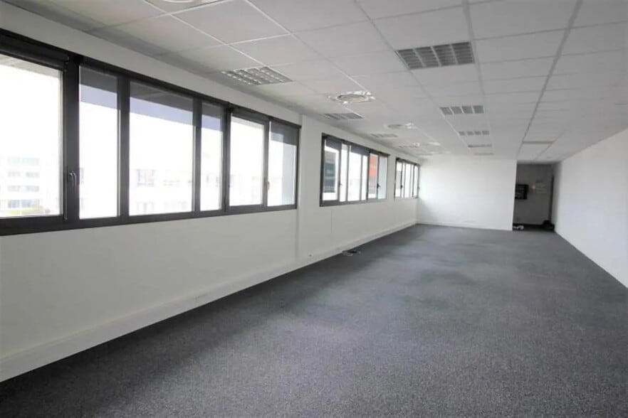 Office in Saint-Grégoire for lease - Interior Photo - Image 2 of 8