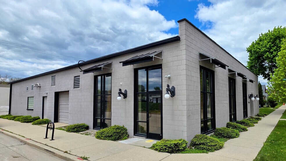 1825 S 72nd St, Milwaukee, WI à louer - Photo du bâtiment - Image 1 de 3