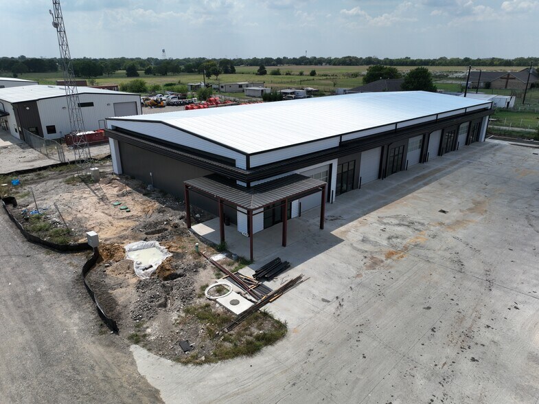 1001 Industrial Way Dr, Anna, TX à louer - Photo du bâtiment - Image 1 de 2