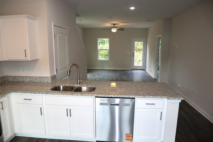 1104 Brooksridge way, Whitsett, NC à vendre - Photo du bâtiment - Image 3 de 14