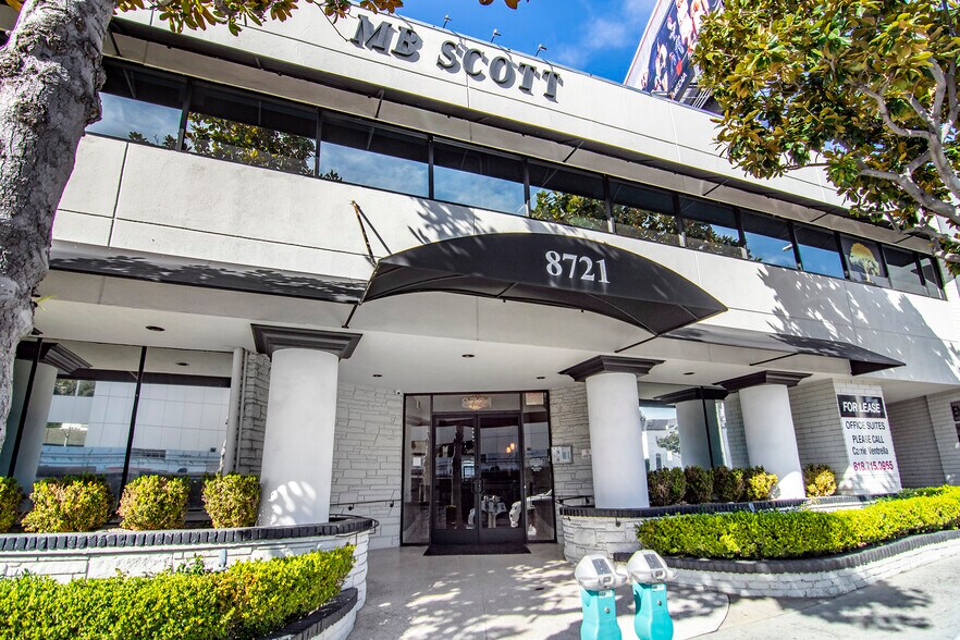 8721 W Sunset Blvd, West Hollywood, CA à louer - Photo du bâtiment - Image 3 de 13