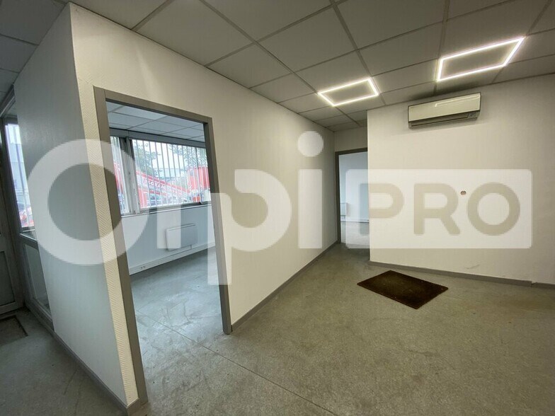 Industrial in Vaulx-en-Velin for lease - Interior Photo - Image 3 of 5