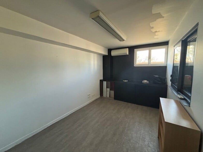 Office in Monteux for lease - Interior Photo - Image 3 of 8