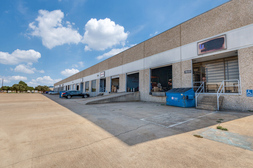 1922-1938 N Great Southwest Pky, Grand Prairie, TX à louer - Photo du bâtiment - Image 3 de 38