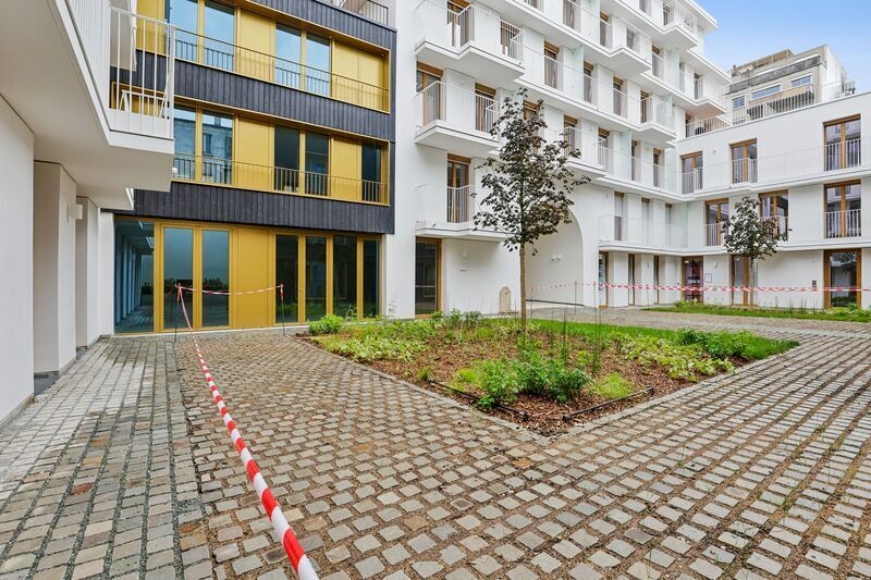 5 Place Léon Blum, Paris à vendre - Photo du bâtiment - Image 2 de 16