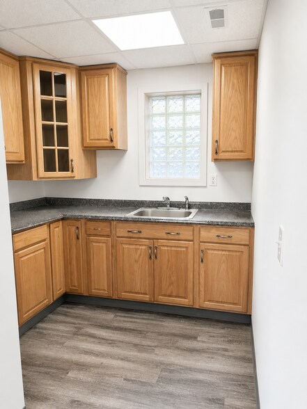 26272 Groesbeck Hwy, Warren, MI à vendre - Photo du bâtiment - Image 3 de 9