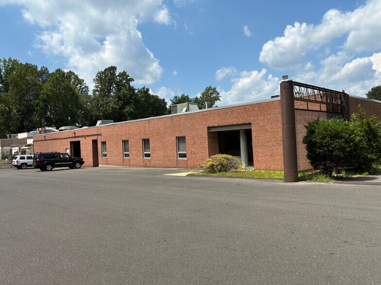 2225 Reservoir Ave, Trumbull, CT à vendre - Photo du bâtiment - Image 2 de 6