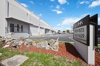 7950-7966 NW 14th St, Miami, FL à louer Photo du bâtiment- Image 2 de 12