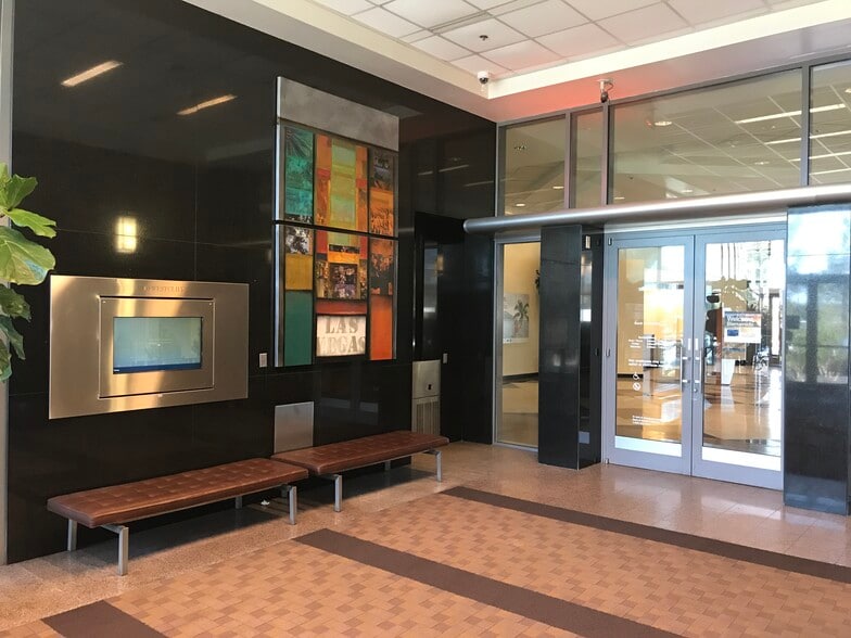 6900 Westcliff Dr, Las Vegas, NV for lease - Interior Photo - Image 2 of 5