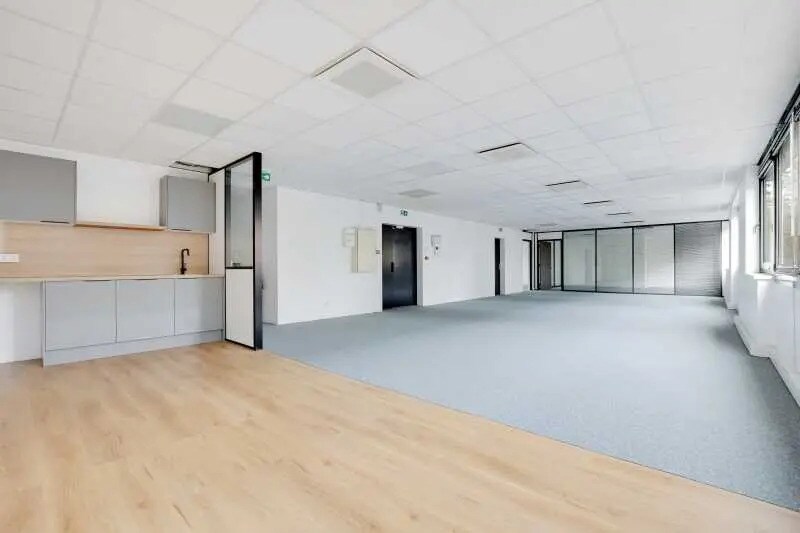 Office in Boulogne-Billancourt for lease - Interior Photo - Image 2 of 11