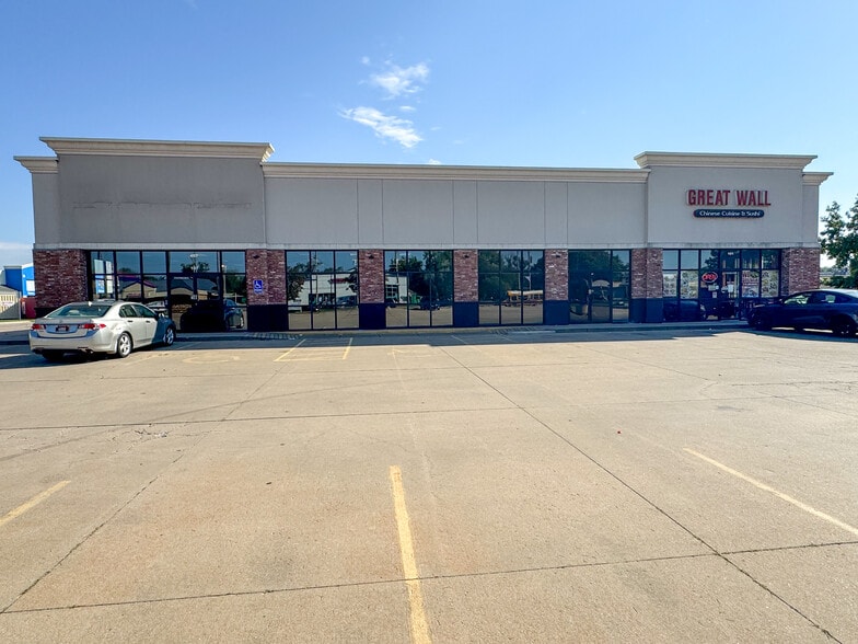 407 E Pawnee St, Wichita, KS for lease - Building Photo - Image 1 of 4