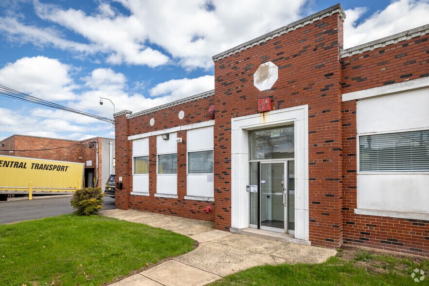 1153 W Elizabeth Ave, Linden, NJ à louer - Photo du bâtiment - Image 3 de 16