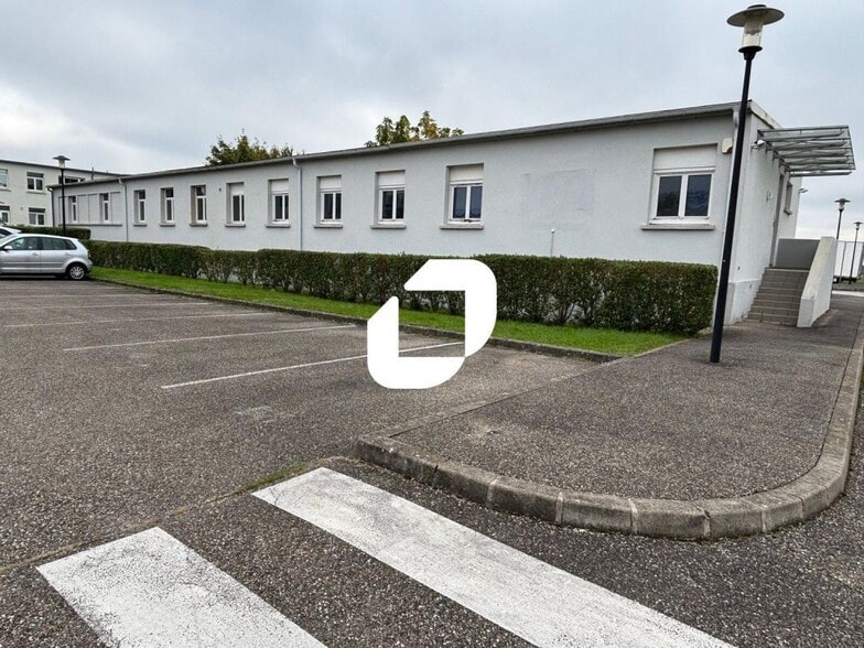 Office in Entzheim for lease - Building Photo - Image 1 of 9