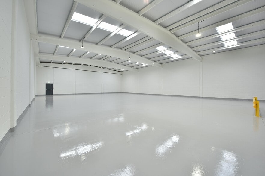 Holloway Dr, Manchester for lease - Building Photo - Image 3 of 10