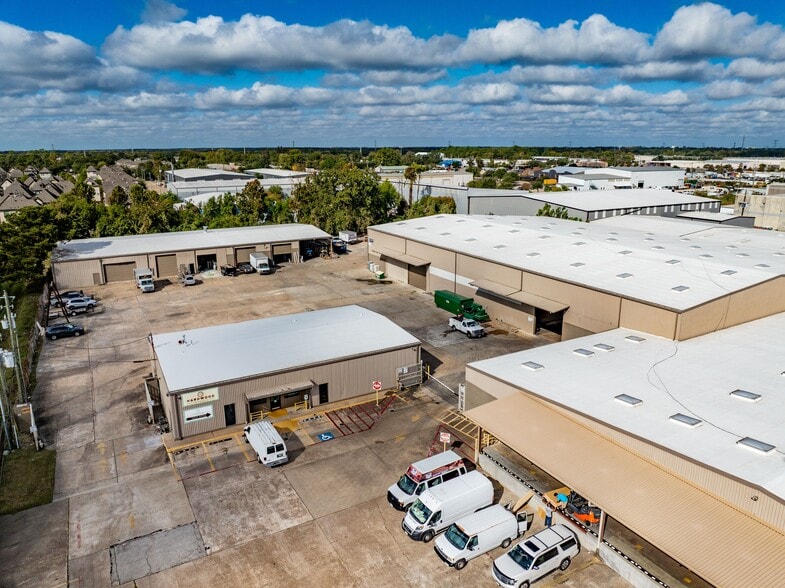 1585 W Sam Houston Pky N, Houston, TX for sale - Building Photo - Image 2 of 8