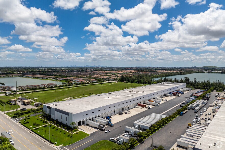 3740 W 104th St, Hialeah, FL à louer - Photo du bâtiment - Image 3 de 20