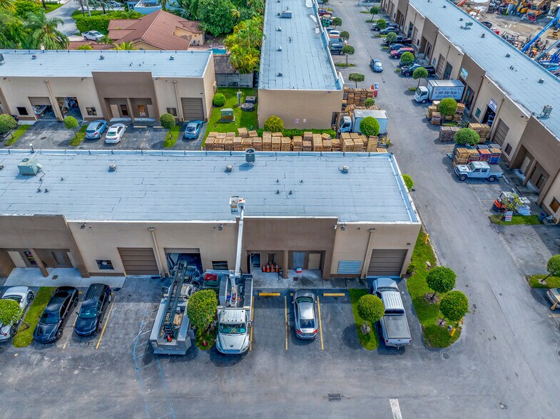 FLEX WH PORTFOLIO portefeuille de 4 propriétés à vendre sur LoopNet.ca - Photo du bâtiment - Image 2 de 6