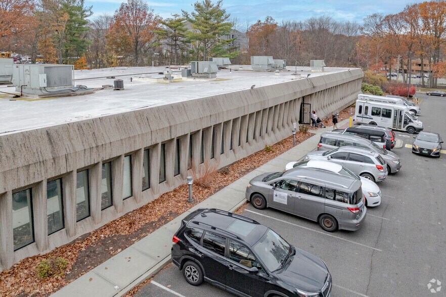 39 Lindeman Dr, Trumbull, CT à vendre - Photo du bâtiment - Image 2 de 5