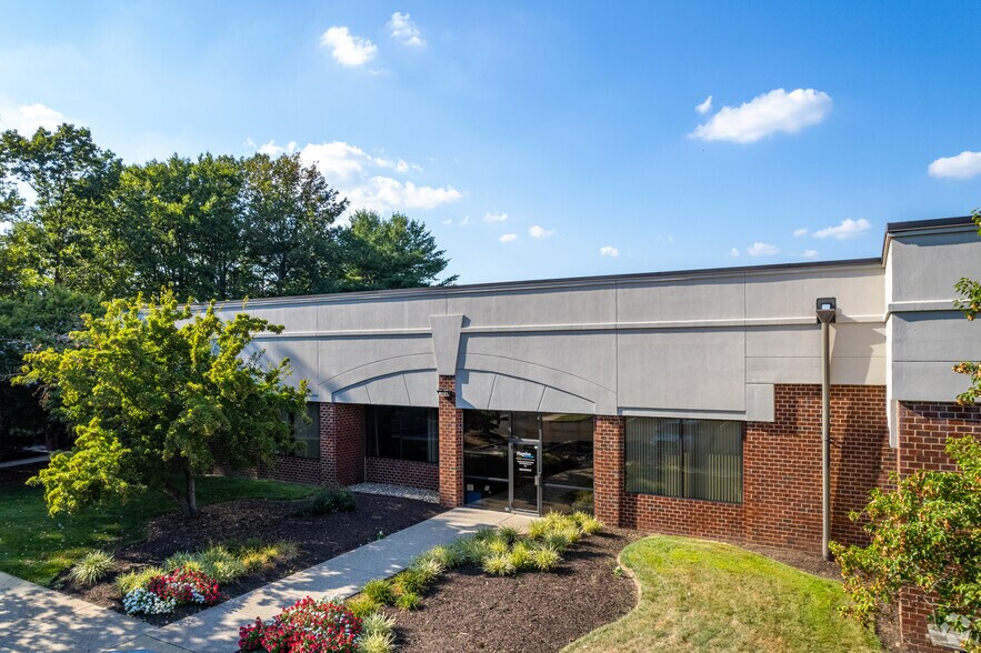 105 Terry Dr, Newtown, PA à louer - Photo du bâtiment - Image 2 de 5