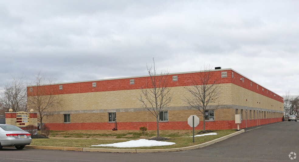 375-387 Nina Way, Warminster Township, PA for lease - Building Photo - Image 1 of 11