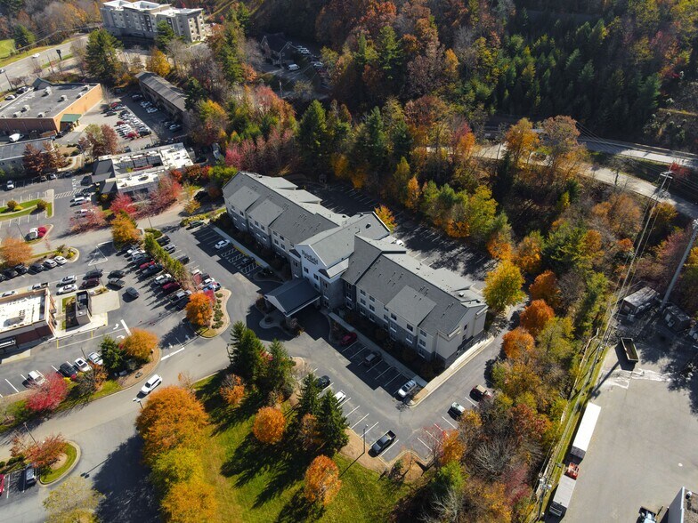 REDUCED: Three (3) Ltd-Service NC Hotels portefeuille de 3 propriétés à vendre sur LoopNet.ca - Photo du bâtiment - Image 3 de 43