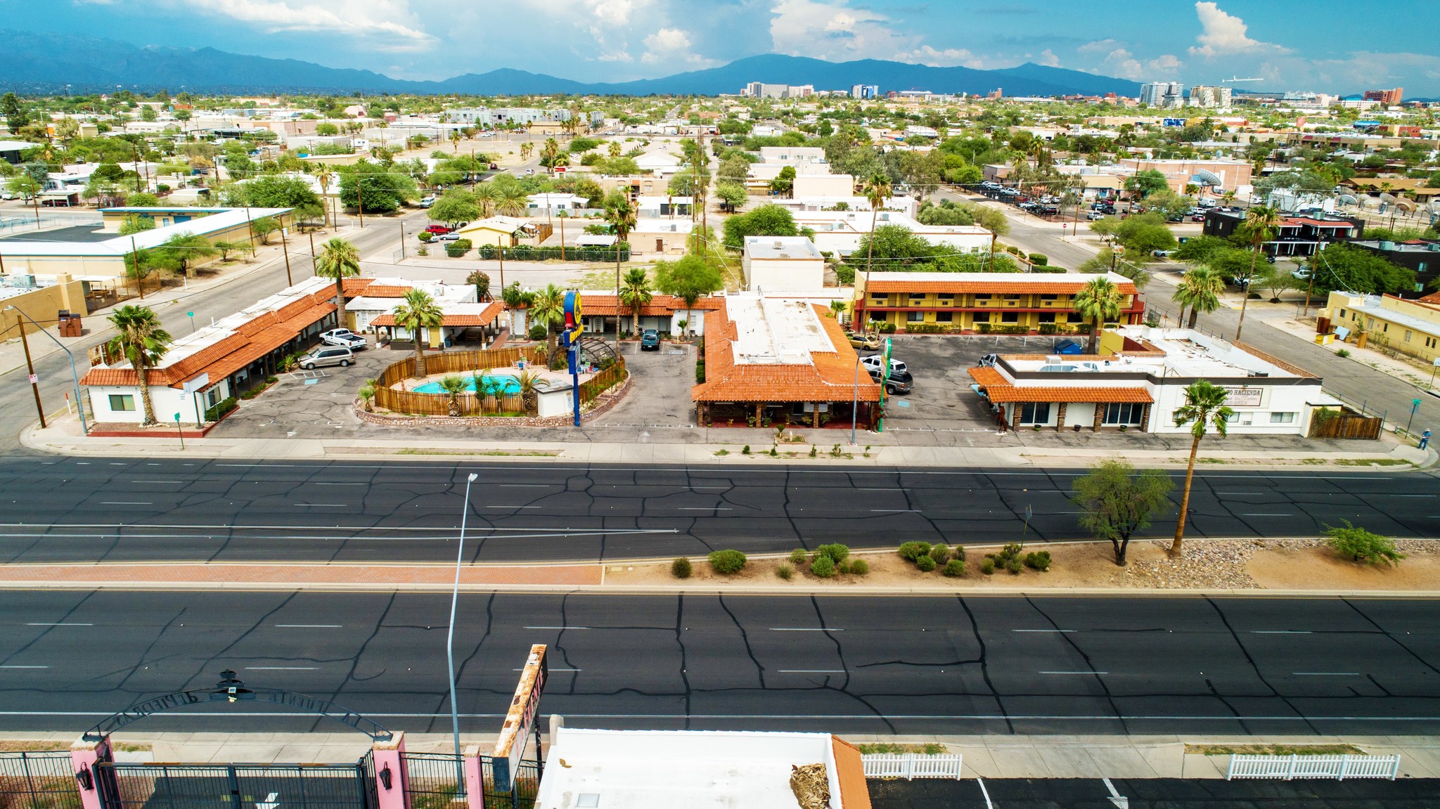 1742 N Oracle Rd, Tucson, AZ à vendre Photo du bâtiment- Image 1 de 1